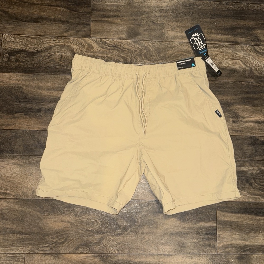 Matix Everyday 7-Inch Inseam Shorts Men's Size L Khaki Lightweight Brand NWTGS